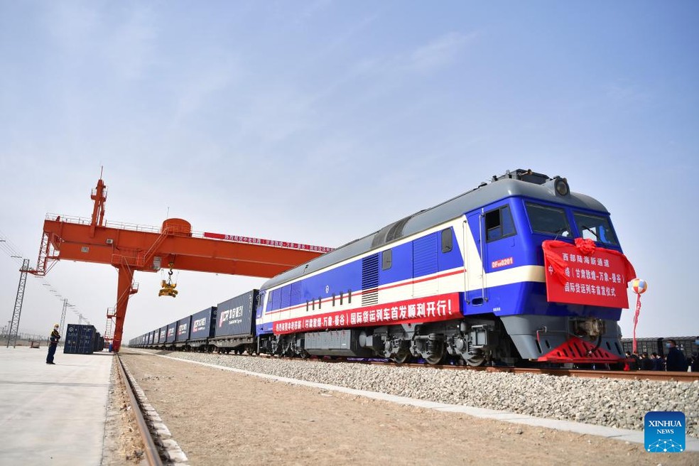 Trem de carga parte de Dunhuang, na China, para o Laos: ferrovia foi construída como parte da Iniciativa do Cinturão e Rota, em que Pequim multiplicou seus investimentos de infraestrutura em quase 150 países — Foto: Chen bin/Xinhua