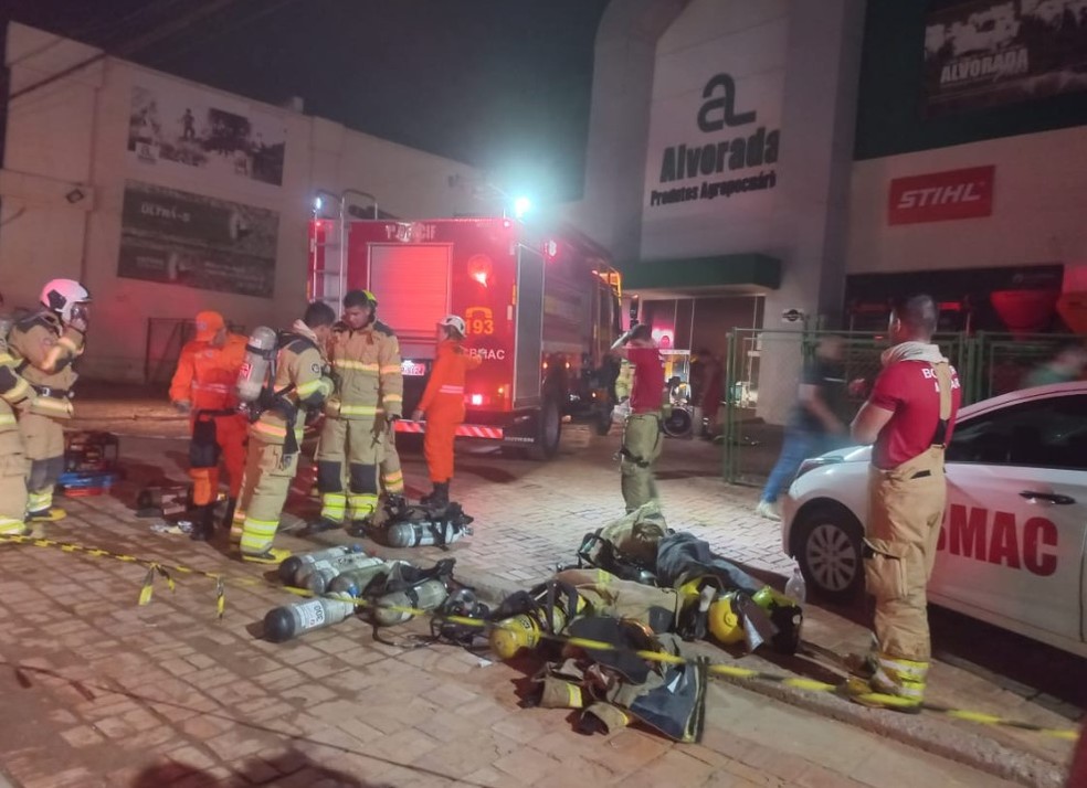 Três batalhões do Corpo de Bombeiros da capital acreana foram acionados para fazer o combate às chamas  — Foto: Divulgação/Corpo de Bombeiros