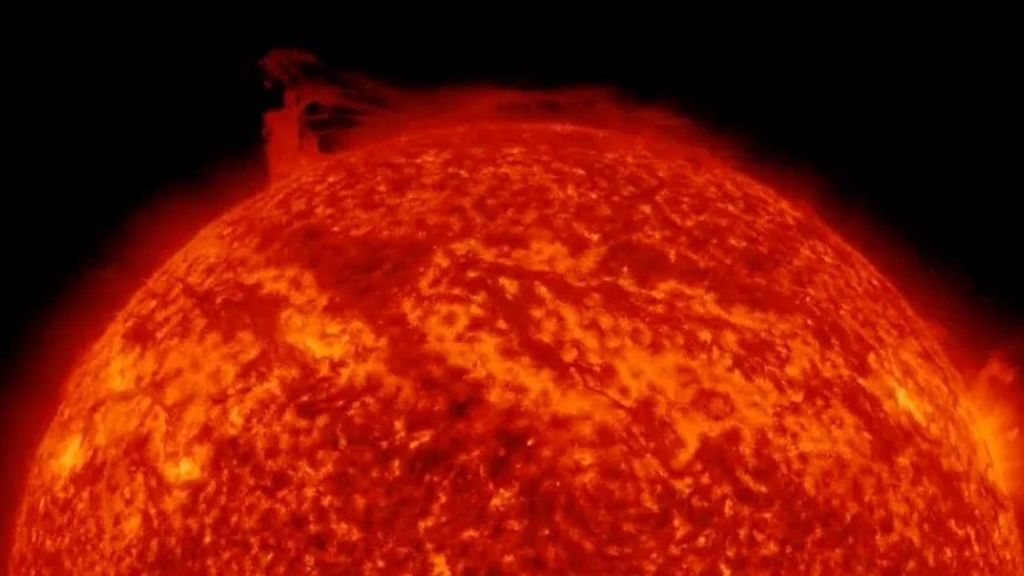 Imagem de satélite mostra filamento de plasma em loop se desprendendo do Sol e formando vórtex ao redor do polo norte da estrela