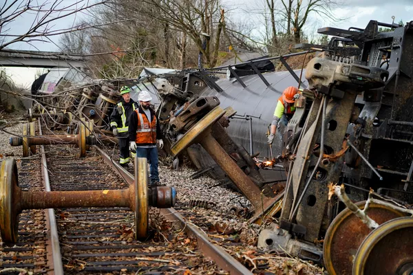 No Kentucky, funcionários trabalham na cena de um trem descarrilhado depois de um forte tornado devastar áreas de vários estados dos EUA — Foto: Cheney Orr/Reuters