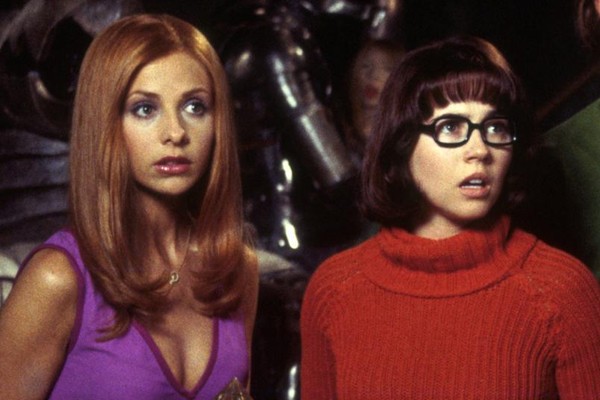 Sarah Michelle Gellar como Daphne e Linda Cardellini como Velma em Scooby-Doo (2002) (Foto: Divulgação)