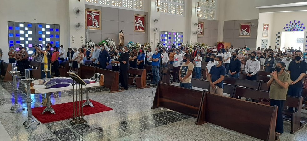 Missa de corpo presente de Dom Bonifcio atraiu fiis em Cuiab  Foto: Luiz Gonzaga Neto/TV Centro Amrica