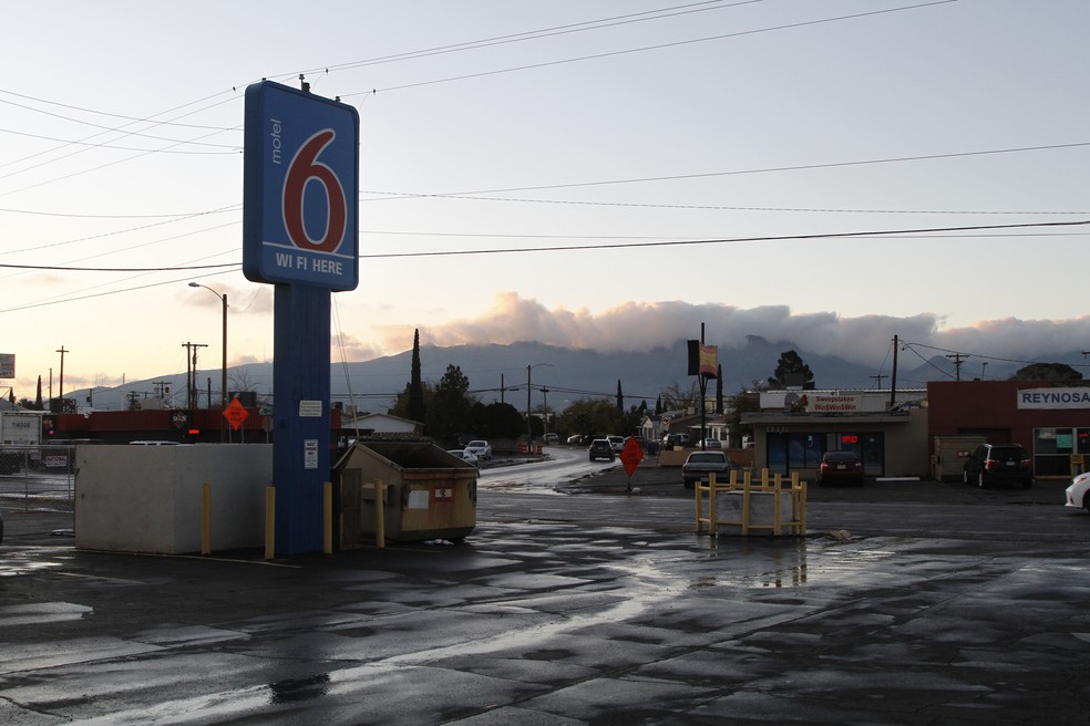 Hotel em El Paso, no Texas, recebe brasileiros que imigraram aos EUA pela fronteira com o México — Foto: Cedar Attanasio/AP Photo