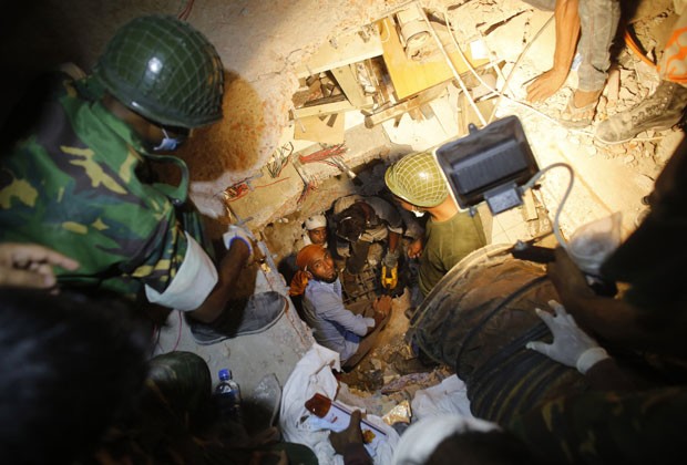 Equipes tentam resgatar sobrevivente após desabamento de prédio em Bangladesh (Foto: Andrew Biraj/Reuters)
