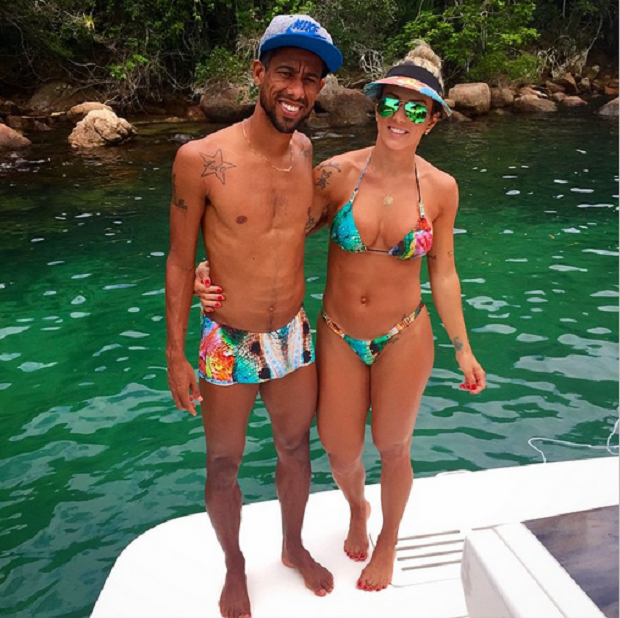 Longe da folia, Léo Moura curte folga de carnaval com a mulher em Angra