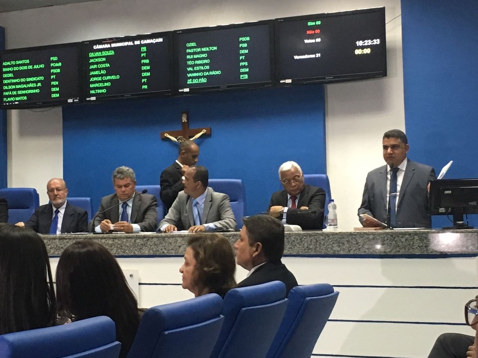  Oziel AraÃºjo dos Santos, presidente da CÃ¢mara de Vereadores de CamaÃ§ari (no microfone) e  JosÃ© Paulo Bezerra (segundo Ã  mesa) (Foto: Henrique Mendes/ G1)