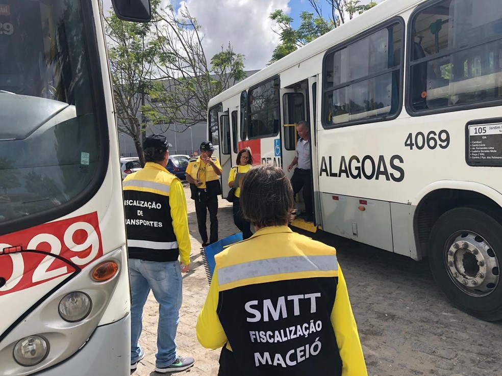 Ônibus da Real Alagoas foram vistoriados pela SMTT — Foto: Douglas França/TV Gazeta