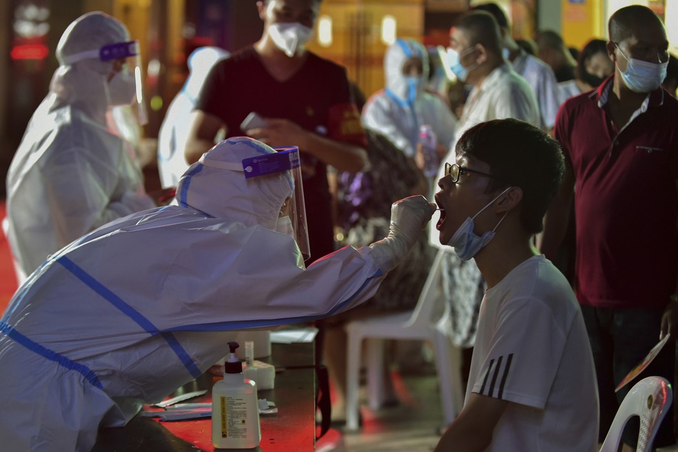 Trabalhador de sa&uacute;de coleta amostra para teste de Covid-19 em massa em Putian, na prov&iacute;ncia de Fujian, no sudeste da China, em 12 de setembro de 2021 &mdash; Foto: Wei Peiquan/Xinhua via AP