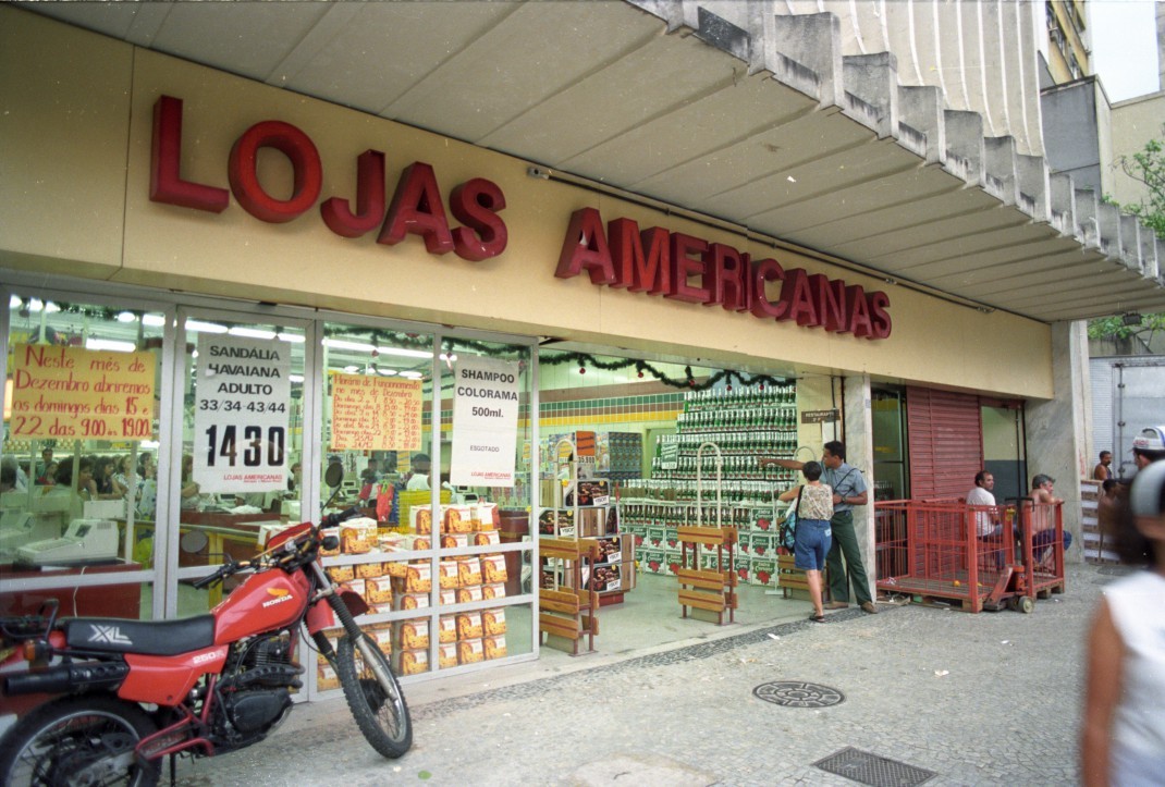 Frente de uma loja em 1991.  — Foto: Ricardo Mello