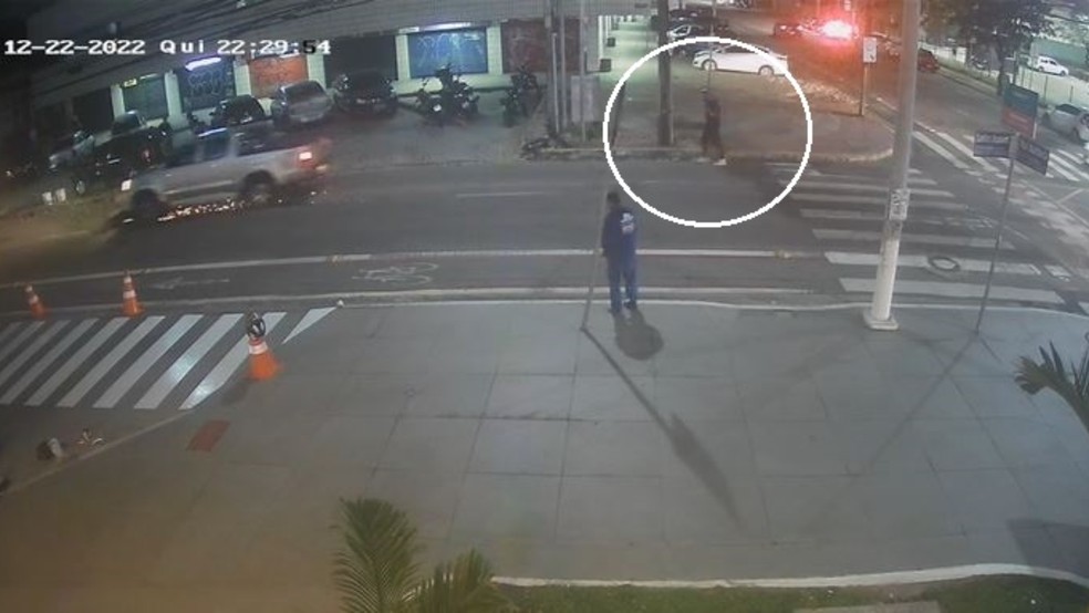 Motociclista saiu andando após ser atropelado por caminhonete em cruzamento no Bairro Aldeota, em Fortaleza. — Foto: Reprodução