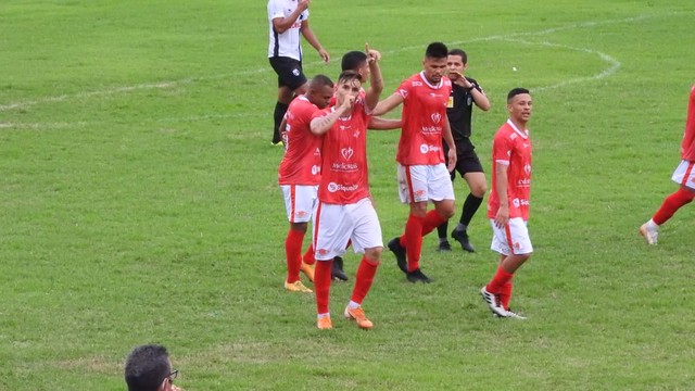 Lucas Fabrício, atacante do Baré, comemora o segundo gol dele marcado contra o Ypiranga-AP