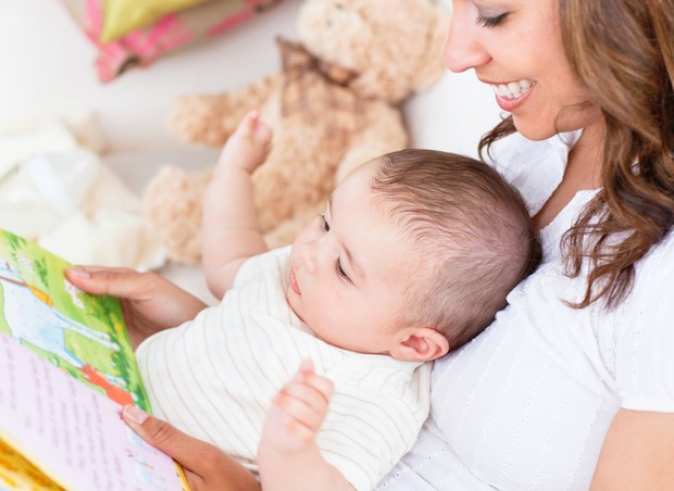 Mãe lendo para o bebê (Foto: Shutterstock)