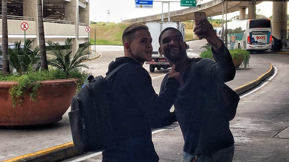 Piris na chegada ao Rio de Janeiro para assinar com o Fla: jogador posou para algumas fotos com torcedores (Foto: Caio Blois)