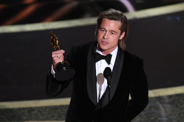 Brad Pitt com Oscar de Melhor Ator Coadjuvante (Foto: Getty Images)