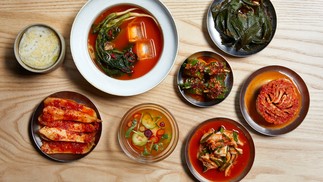 Uma variedade de pratos servidos no restaurante San Ho Won em São Francisco, Califórnia — Foto: Aya Brackett/The New York Times