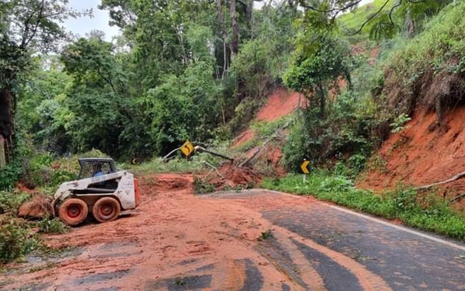 Chuva causa alagamentos, invade casas, derruba barreiras e interdita rodovias no Sul de Minas