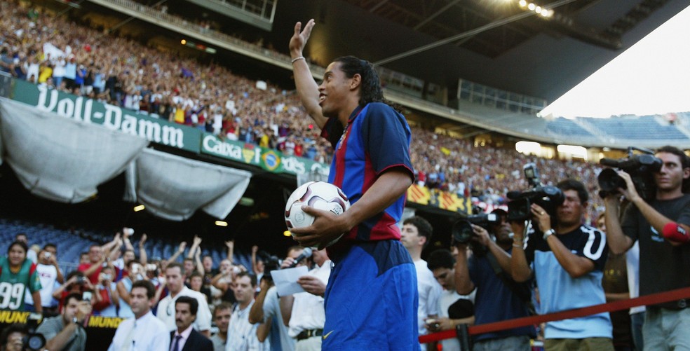 Ronaldinho durante apresentação do Barcelona em 2003 — Foto: Getty Images