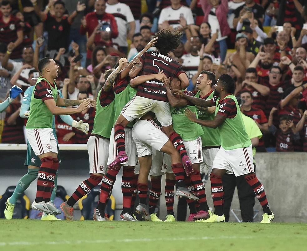 Willian Arão comemora o primeiro gol do Flamengo contra o Atlético-MG — Foto: André Durão