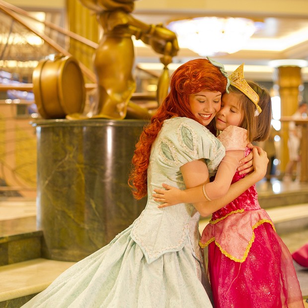 Once onboard the Disney Fantasy, guests are greeted and treated with a myriad of special surprises including visits from favorite Disney characters and princesses. Ariel from the classic Disney film “The Little Mermaid” might even swim by to visit and sig (Foto: Matt Stroshane)