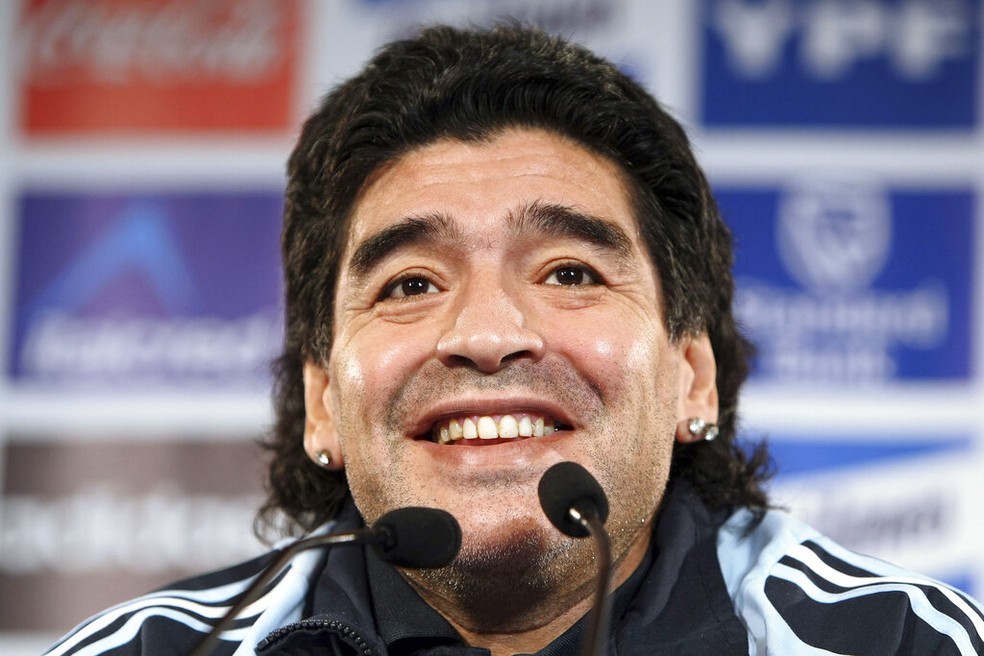 Diego Maradona durante coletiva de imprensa em Marselha, França, fevereiro de 2009 — Foto: AP Photo/Claude Paris