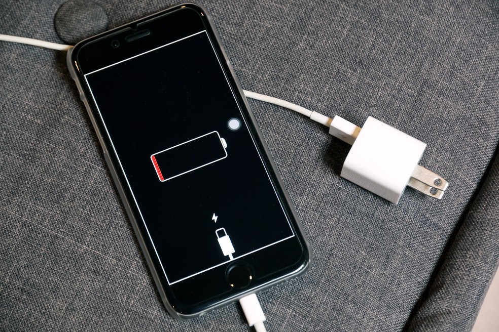Deixar a bateria chegar a 0% é prejudicial ao aparelho — Foto: Anna Kellen Bull/TechTudo