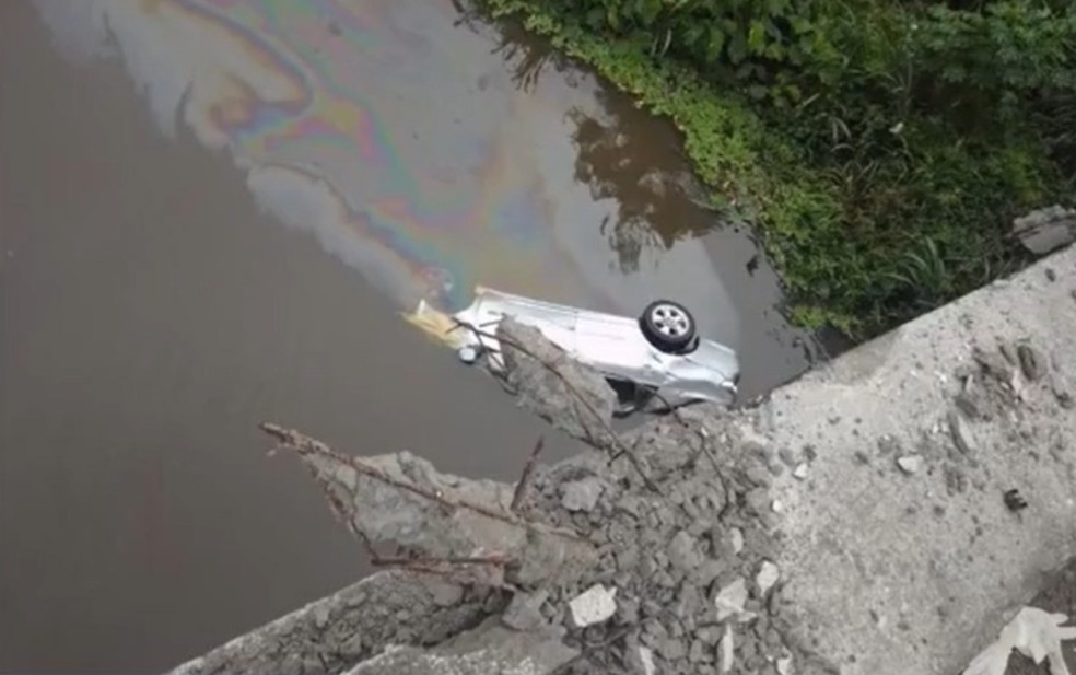 Motorista morre após carro cair de ponte em rodovia no sul da Bahia — Foto: Reprodução/TV Santa Cruz