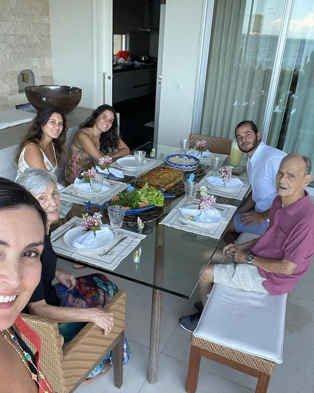 Fátima Bernardes com as filhas, Laura e Beatriz, seus pais e Túlio Gadêlha (Foto: Reprodução Instagram)