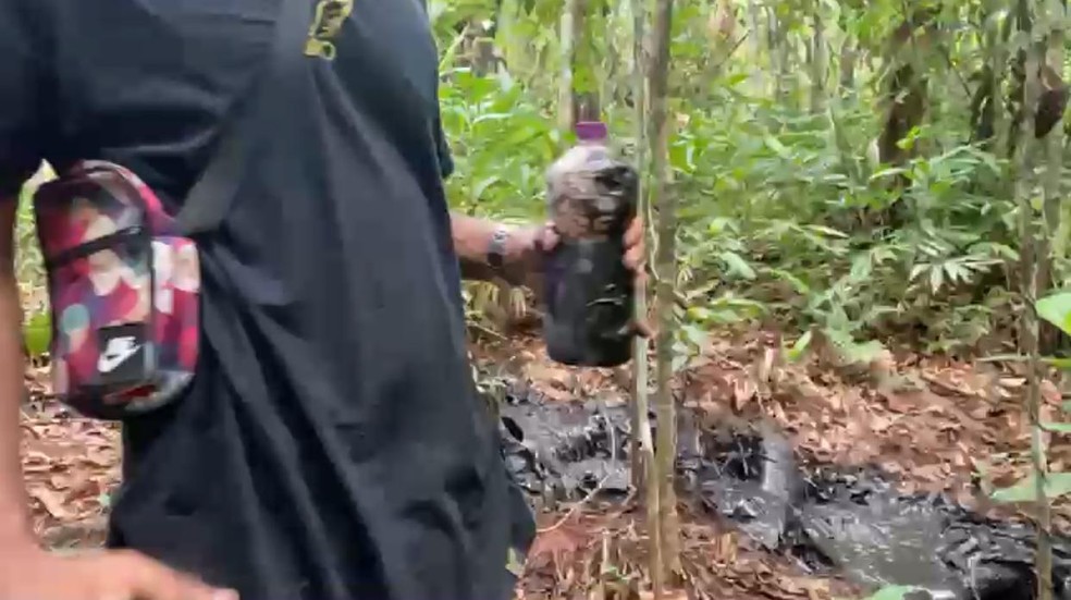 Amostra da água foi recolhida para análise — Foto: Reprodução