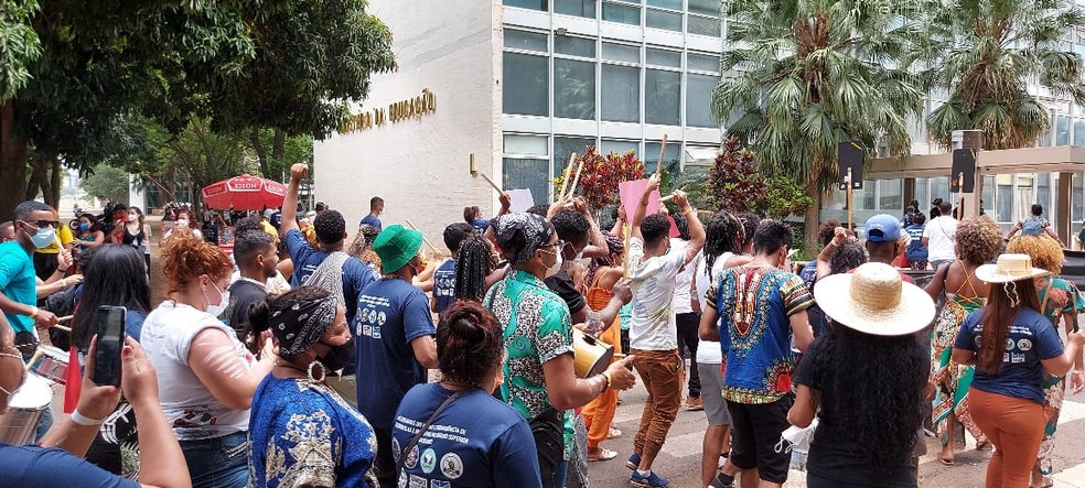 Ind&iacute;genas e quilombolas protestam em frente do Minist&eacute;rio da Educa&ccedil;&atilde;o, em Bras&iacute;lia &mdash; Foto: Apib/Divulga&ccedil;&atilde;o