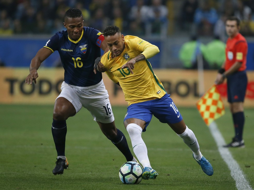 Neymar durante jogo entre Brasil e Equador pelas EliminatÃ³rias da Copa (Foto: AP Photo/Leo Correa)