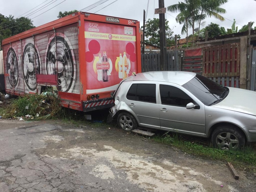 Motorista perdeu controle de caminhão, e atingiu dois carros. — Foto: Leandro Guedes/Rede Amazônica