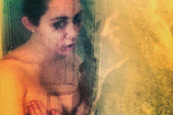 Sessão de fotos espontânea no chuveiro? Miley Cyrus aprova! (Foto: Reprodução/Instagram)