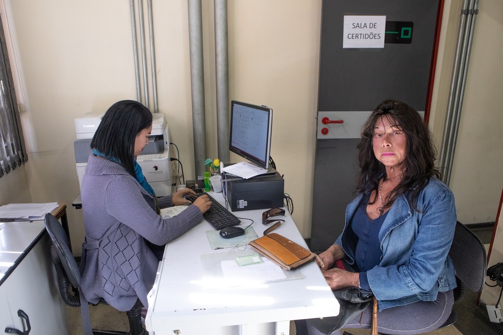 A cabeleireira transexual Rosi Alexandra Vieira Costa, de 62 anos, conta com o apoio do Nice para mudar o registro civil de seu nome — Foto: Celso Tavares/G1