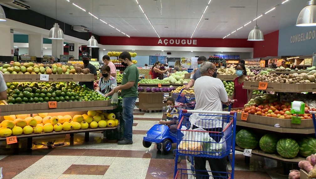 Novo decreto da Prefeitura proíbe o funcionamento de supermercados aos domingos em Presidente Prudente — Foto: TV Fronteira