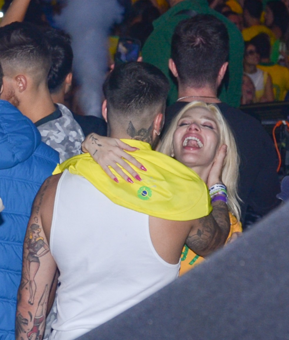 Karoline Lima e Gui Araujo trocam beijos em show — Foto: Araujo/AgNews