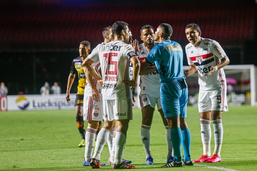 Jogadores do São Paulo cercam o árbitro no jogo contra o Novorizontino — Foto: ADRIANA SPACA/FRAMEPHOTO/ESTADÃO CONTEÚDO