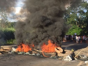 Manifestantes queimam pneus e fecham GO-060 por uma hora pedindo segurança Claudinápolis Goiás (Foto: Francielle Fernandes/Arquivo pessoal) Manifestantes queimam pneus e fecham GO-060 por uma hora pedindo segurança Claudinápolis Goiás (Foto: Francielle Fernandes/Arquivo pessoal)