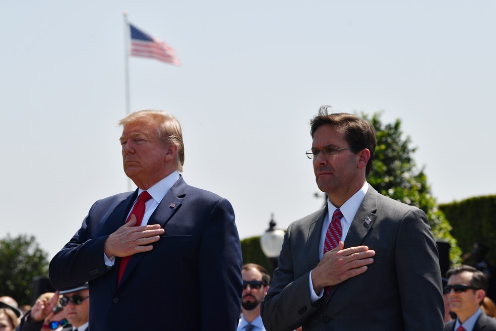 Trump e o então secretário de Defesa,  Mark Esper, em foto de julho de 2019. Após ser demitido, Esper publicou memórias com denúncias contra o ex-presidente.  — Foto: Nicholas Kamm / AFP