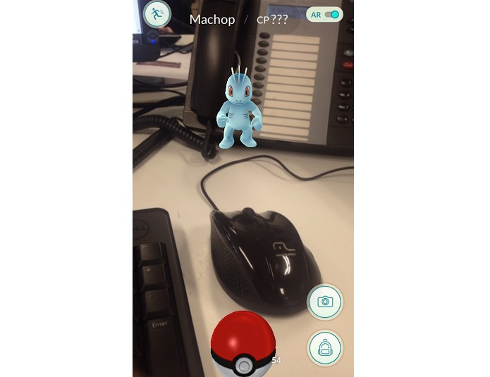 Na realidade aumentada, Pokémon aparecem onde sua câmera estiver (Foto: Reprodução/Thiago Barros)