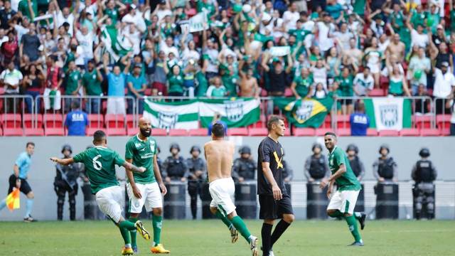 Gilsinho fez o segundo gol do jogo e levou a torcida do Gama ao delírio 