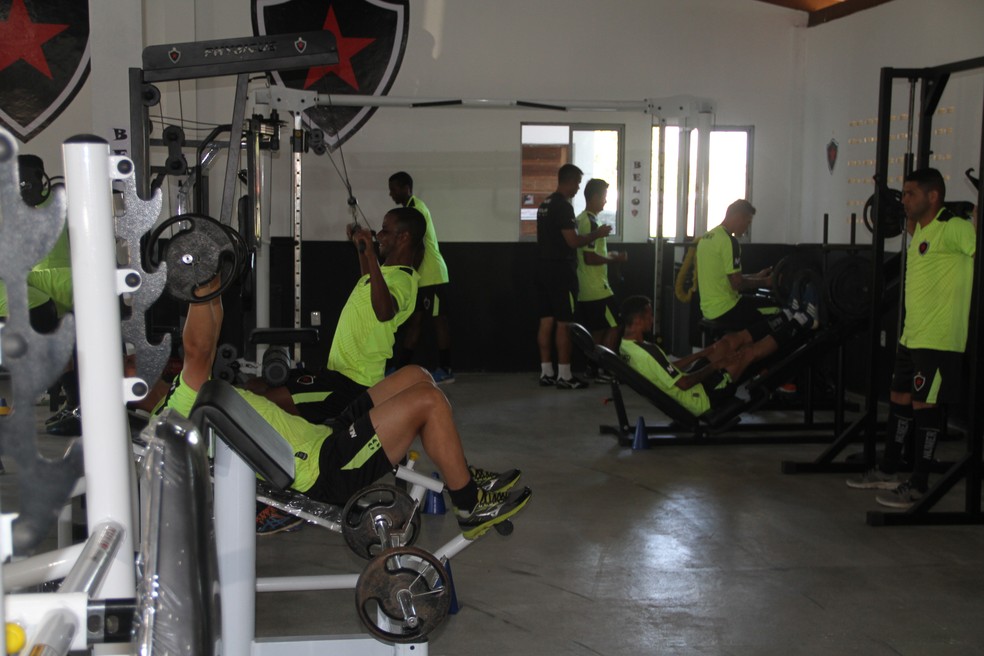 O elenco do Belo retomou os treinamentos na tarde desta segunda-feira (Foto: Cisco Nobre / GloboEsporte.com)