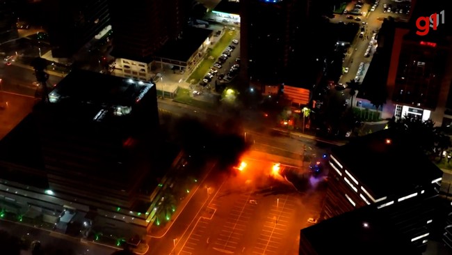 Bolsonaristas radicais tentam invadir prédio da PF e incendeiam carros e ônibus