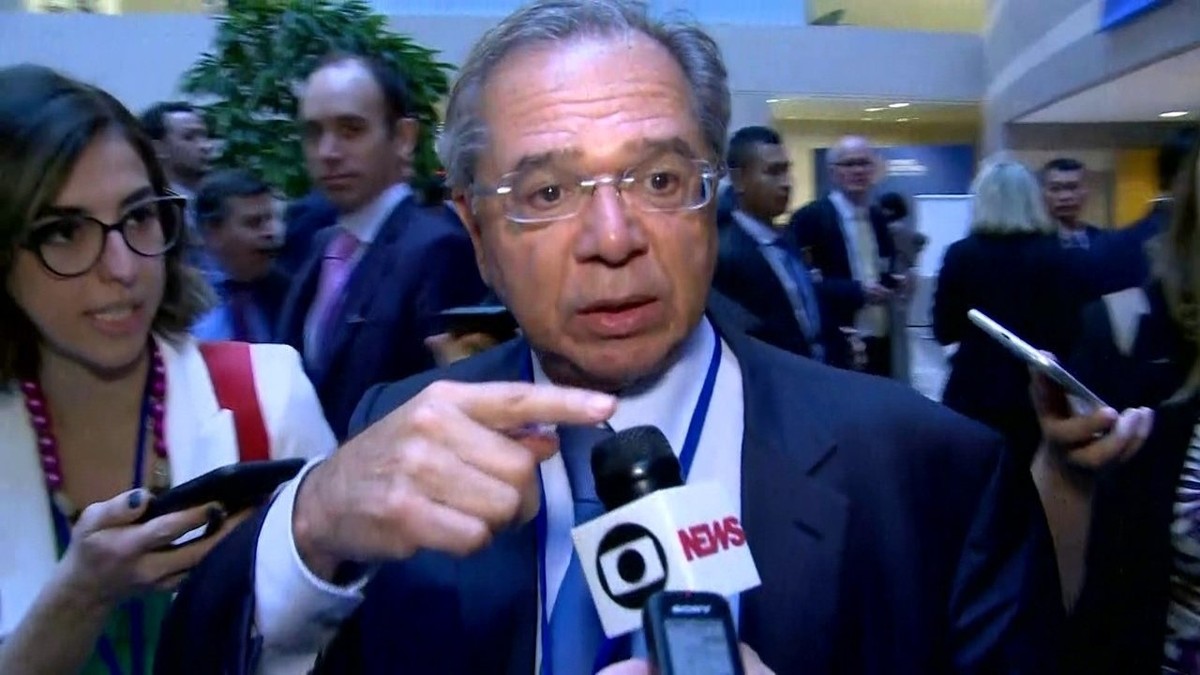 'Não sei nem do que vocês estão falando', diz Paulo Guedes sobre decisão de segurar o preço do diesel