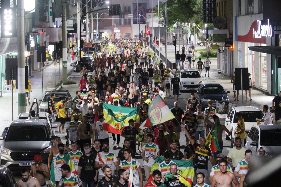 Ruas de Brusque foram tomadas pelos torcedores — Foto: Lucas Gabriel Cardoso / Brusque FC