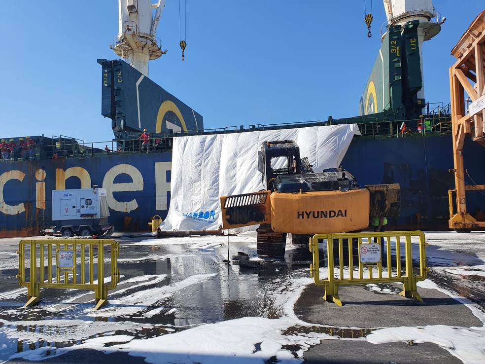 Navio estava carregado com aproximadamente seis mil toneladas de fertilizante nitrogenados comuns – ureia — Foto: Divulgação/Corpo de Bombeiros 
