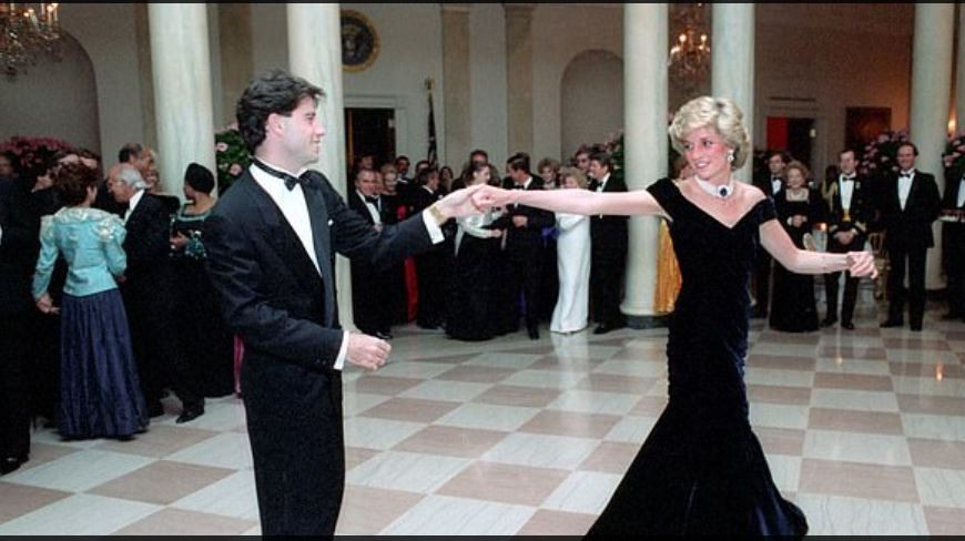 Vestido de veludo de princesa Diana vai a leilão (Foto: Reprodução Dailymail)