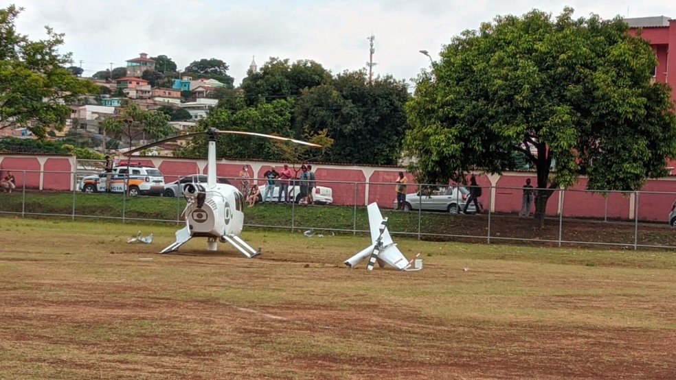 Globocop fez pouso de emergência em campo de futebol na Região do Barreiro, em BH — Foto: Nathália Machado/ TV Globo