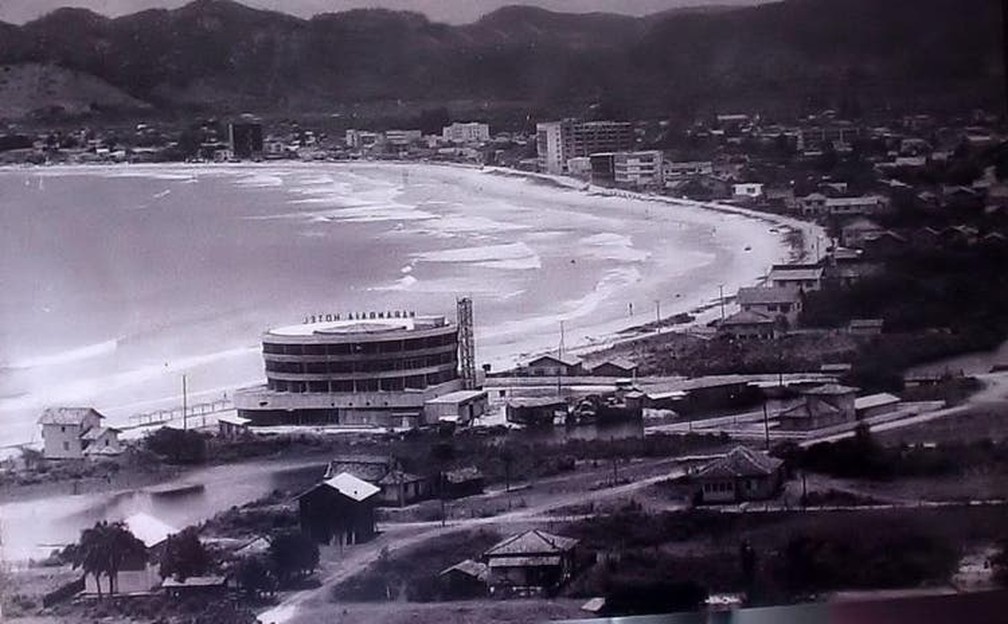 Vista do pontal Norte da praia de Balneário Camboriú, década de 1960 — Foto: Prefeitura de Balneário Camboriú/Divulgação