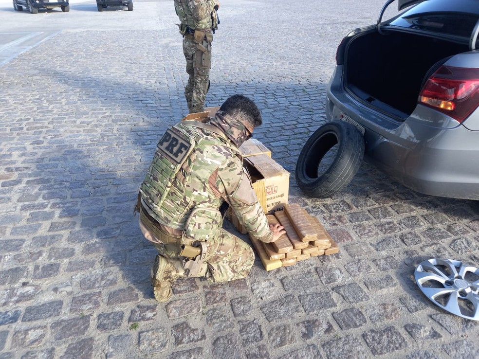 Homem é preso com 106 kg de maconha dentro de carro em Canguaretama, no RN — Foto: PRF/Divulgação