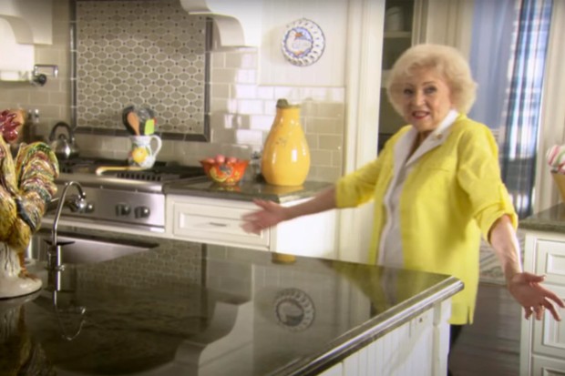 Betty White morreu em casa que não queria morar, diz jornal (Foto: Reprodução/Youtube)